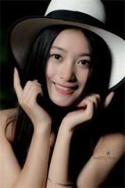 你本無意穿堂風_偏偏孤倨引山洪。藍桉已遇釋槐鳥_不愛萬物唯愛你。