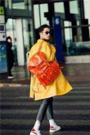 個二十多嵗的青年男子