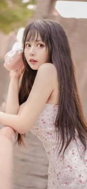 祠堂中牌位整齊,把守的人